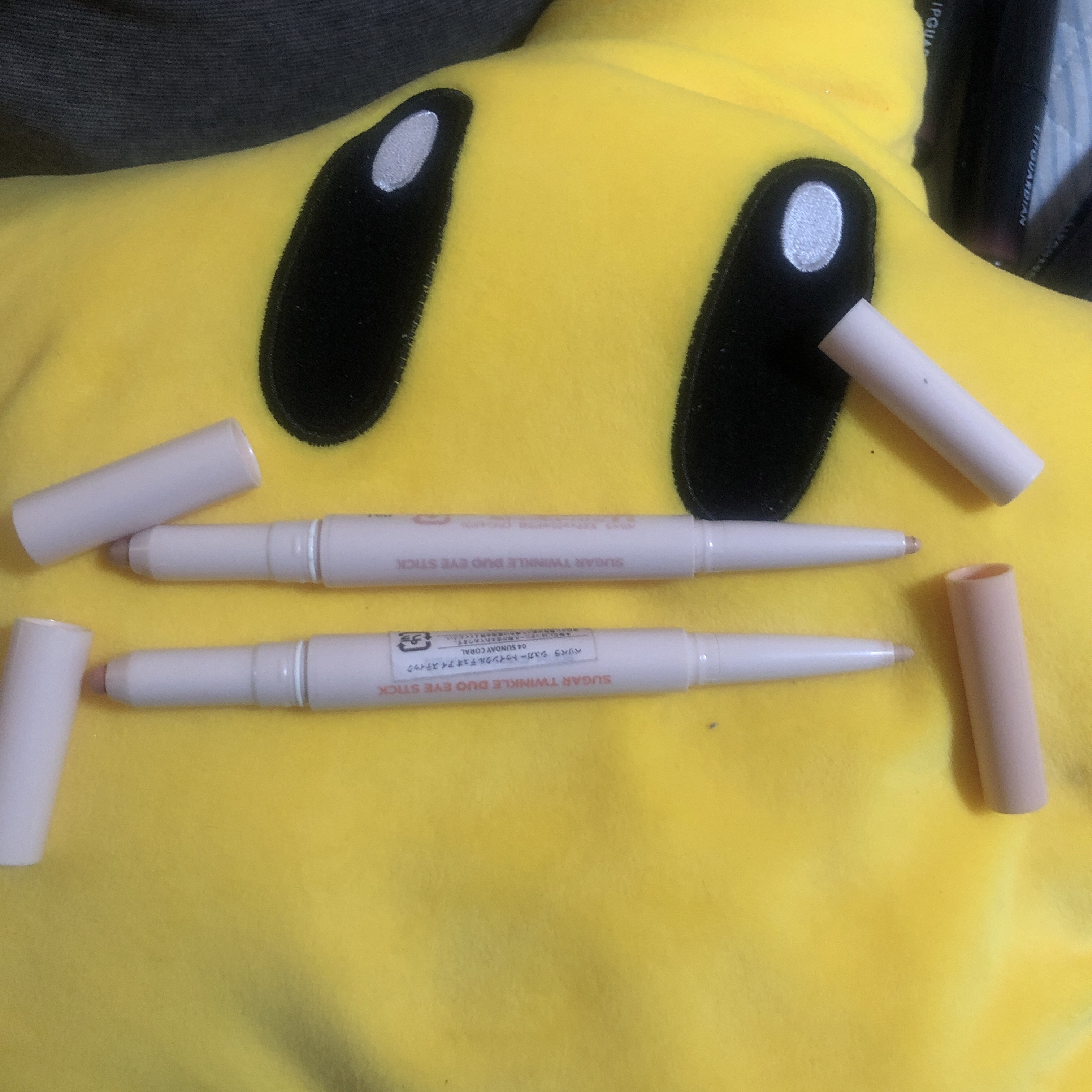  シュガー トゥインクル デュオ アイ スティック 01 DEWY NUDE/PERIPERA/スティックアイシャドウを使ったクチコミ（2枚目）