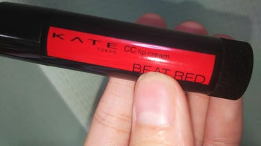 こんばんは！

今回紹介するのは
KATE
CCリップクリームBEAT RED
です！

これは、私のスクールメイクで使っているリップクリームになります👍
400円っていうプチプラ🤣
安すぎる🙄💓

発