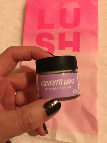 発売日に早速購入してきました！
LUSHのリップスクラブ
"FUNFETTI CAKE"

イースター限定商品です。

いままではバブルガムを愛用していました。

フタを開けるとびっくり！
アイスにのっ