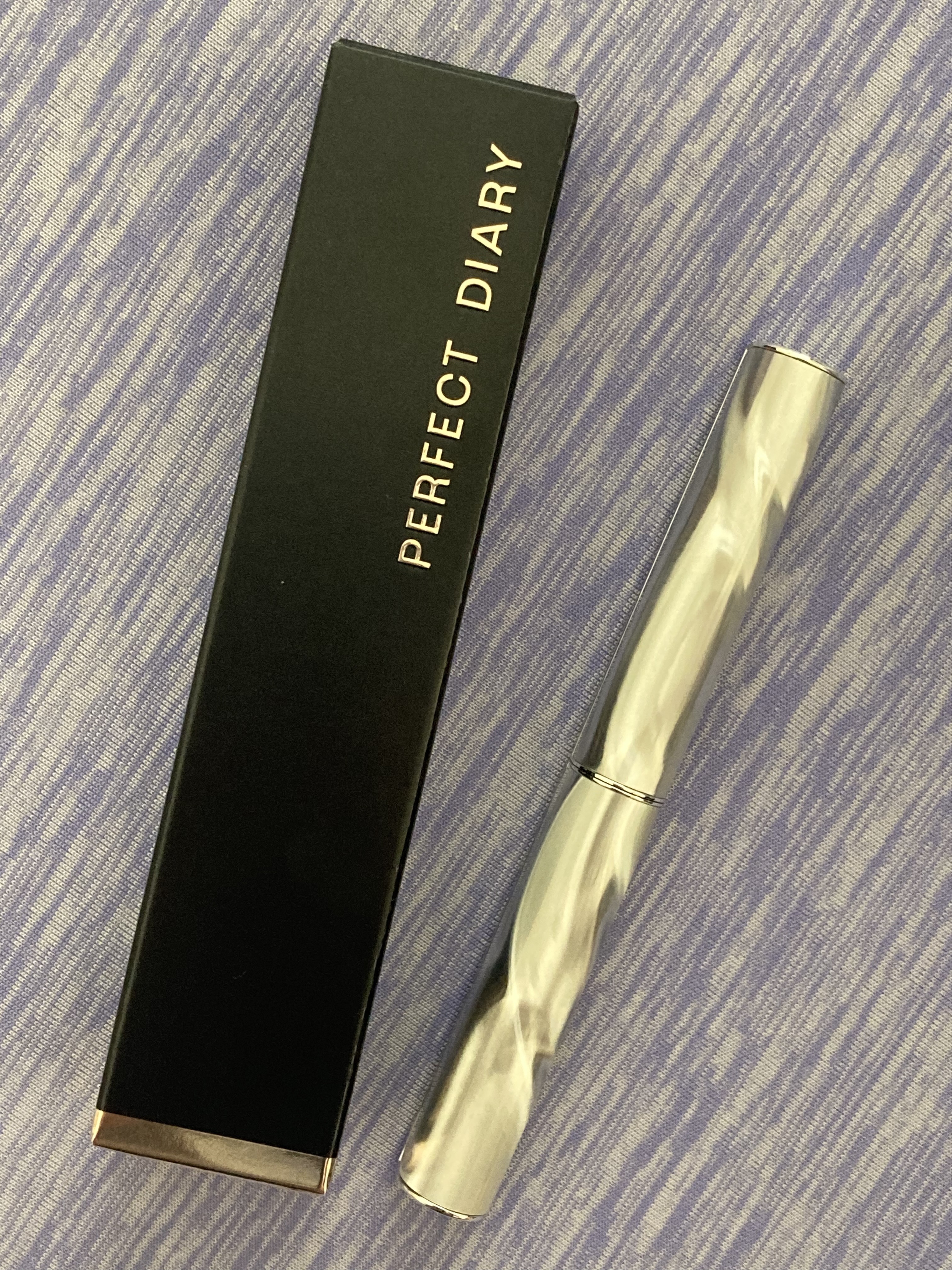 ✧  パーフェクトダイアリー　シルバーウィングハイヒールスリムリップ   2049  ✧


ずっと気になってたパーフェクトダイアリー！
アイシャドウとリップをセットで当選したんですが、今回はリップを先に紹介します(^^)






まず