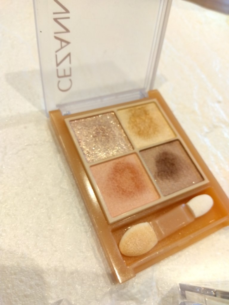 ワンダー キューブ アイシャドウ マット M001/リンメル ロンドン/単色アイシャドウを使ったクチコミ（1枚目）