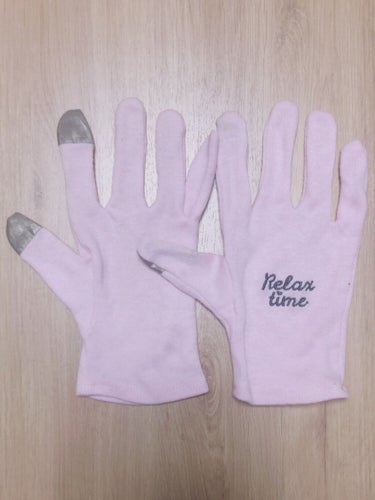 DAISO ナイトパック手袋のクチコミ「ダイソーで購入したナイトパック手袋　刺繍入りです。

手袋をしていても携帯が触れる手袋です。
.....」（1枚目）