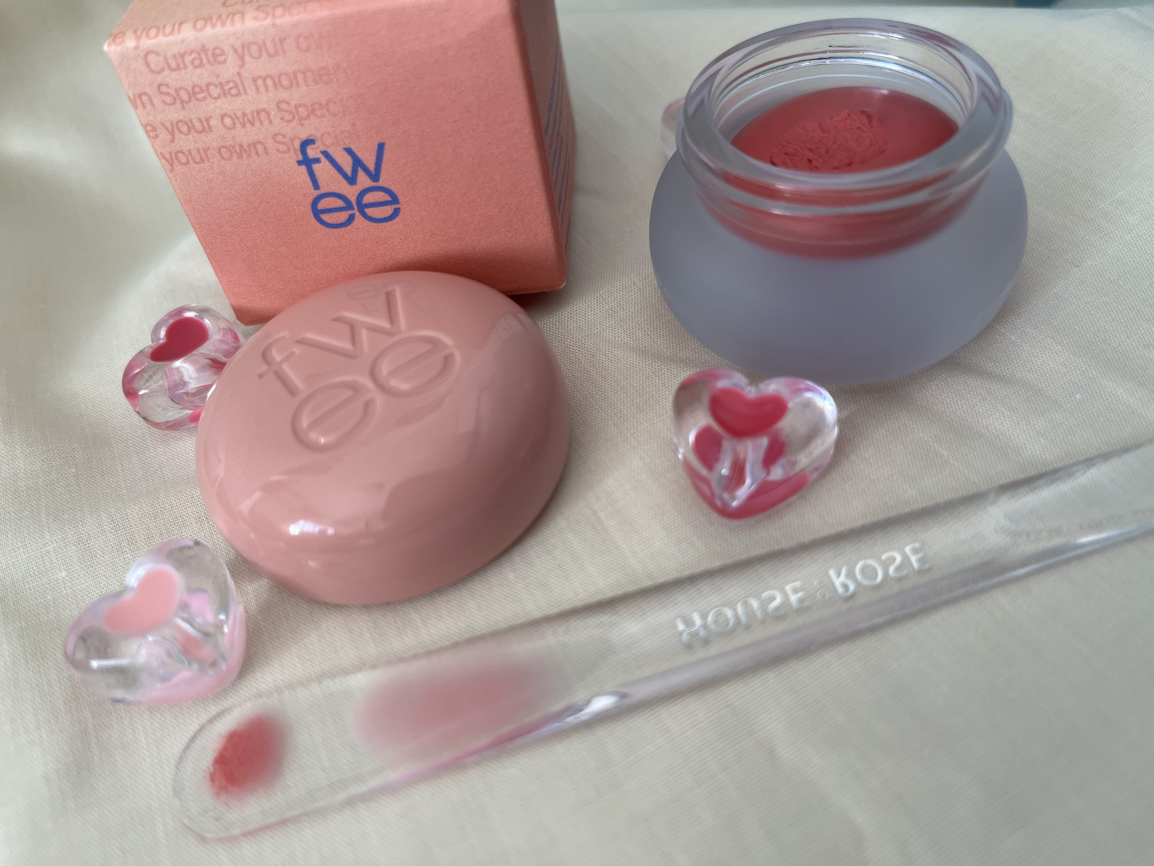 fwee
リップ＆チークブラーリープリンポット
もう容器が可愛すぎて
使うの勿体無いって感じです🥰

わたしのカラーはND01 OH!です

スパチュラの上に試しました💞
トントンした方が上で◯の方
伸ばした方がしたの色味です💞

�