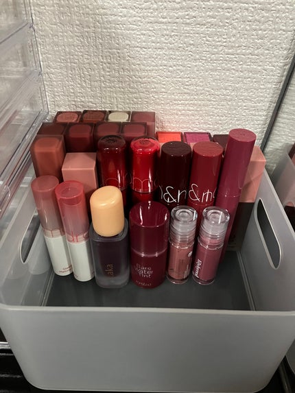 まゆ on LIPS 「今回はコスメ収納です!!ダイソーのケースに入れてます🥰いろいろ..」(2枚目)