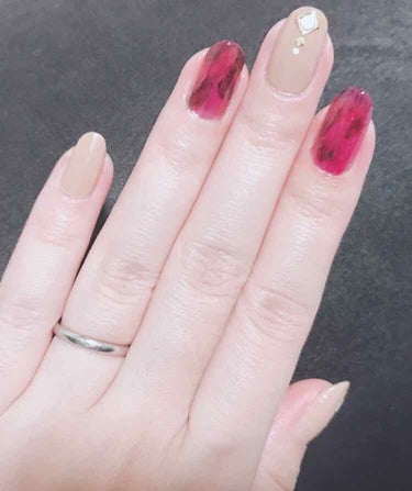 100円ネイルでセルフネイル💅
簡単なんちゃって赤色べっ甲ネイル✨
キティネイルの黒の細筆をランダムに３箇所ぐらいポタポタと落とし、乾く前にクリアレッドを塗れば出来ちゃいます♪

#セルフネイル #ダイ