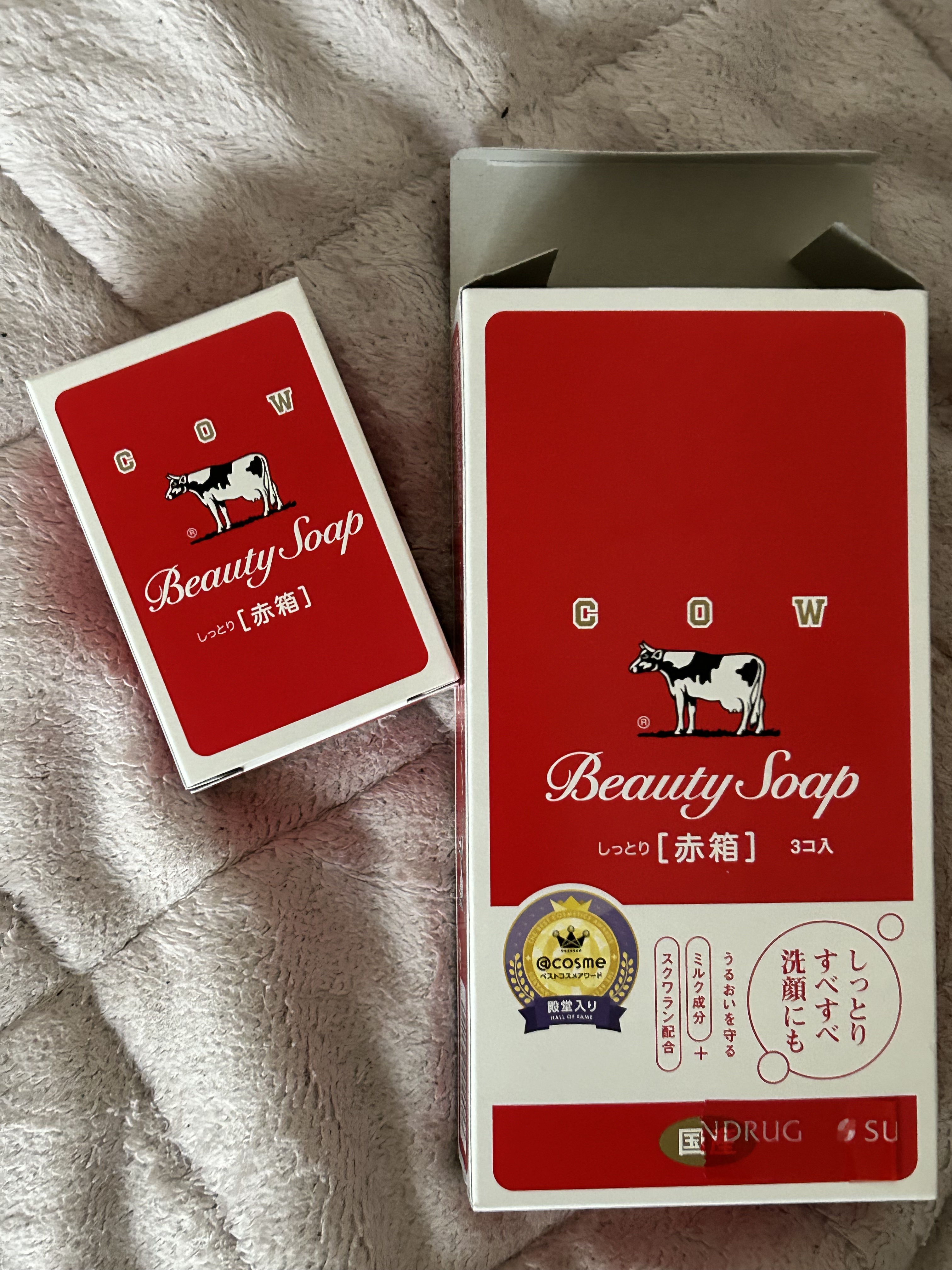 🥛牛乳石鹸、初めて使ってみた🫧
いつも投稿を見て頂きありがとうございます！

カウブランド赤箱しっとりレギュラーサイズ 90g3コ¥330〜

買ってみました😊
昔ながらの石鹸の香りが落ち着くなぁって思ったのと……肌いつもよりしっとり