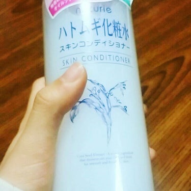 初めて買ってみました！
以前までは、無印良品の化粧水を使っていました。比べるとハトムギ化粧水のほうがさっぱりしていて保湿が少し足りないかなっと思いました！でも、とても安くて大容量なのでバシャバシャ使えて