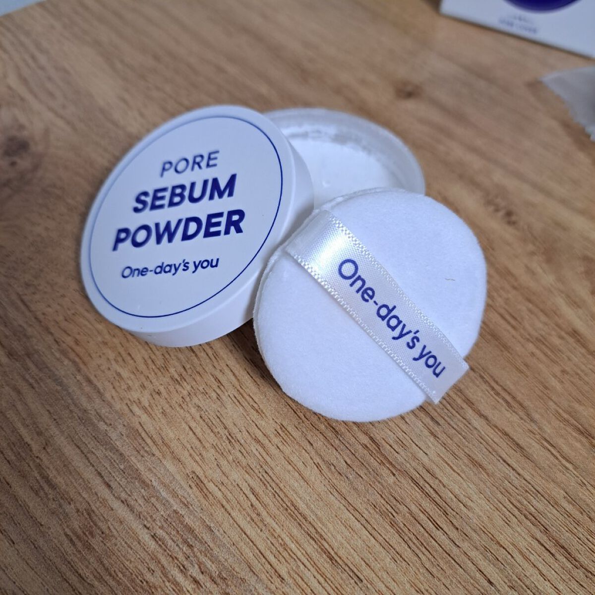 皮脂やテカリ対策に✨One-day's youのポアセバムパウダーを購入！！

✼••┈┈••✼••┈┈••✼••┈┈••✼••┈┈••✼


【使った商品】
One-day's you　ポアセバムパウダー

【商品の特徴】
✅乾燥せず、余