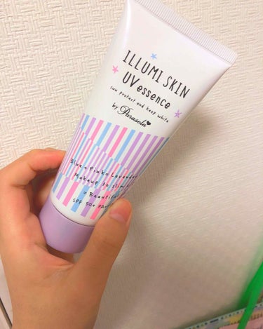 SPF50の日焼け止めです。顔様につかってます。ラベンダー色なので白く見えますし、多少の毛穴ならカバーすることができます。量もかなりあるのでコスパがいいですが、取り扱いの店舗が少ないです。しっとり系です