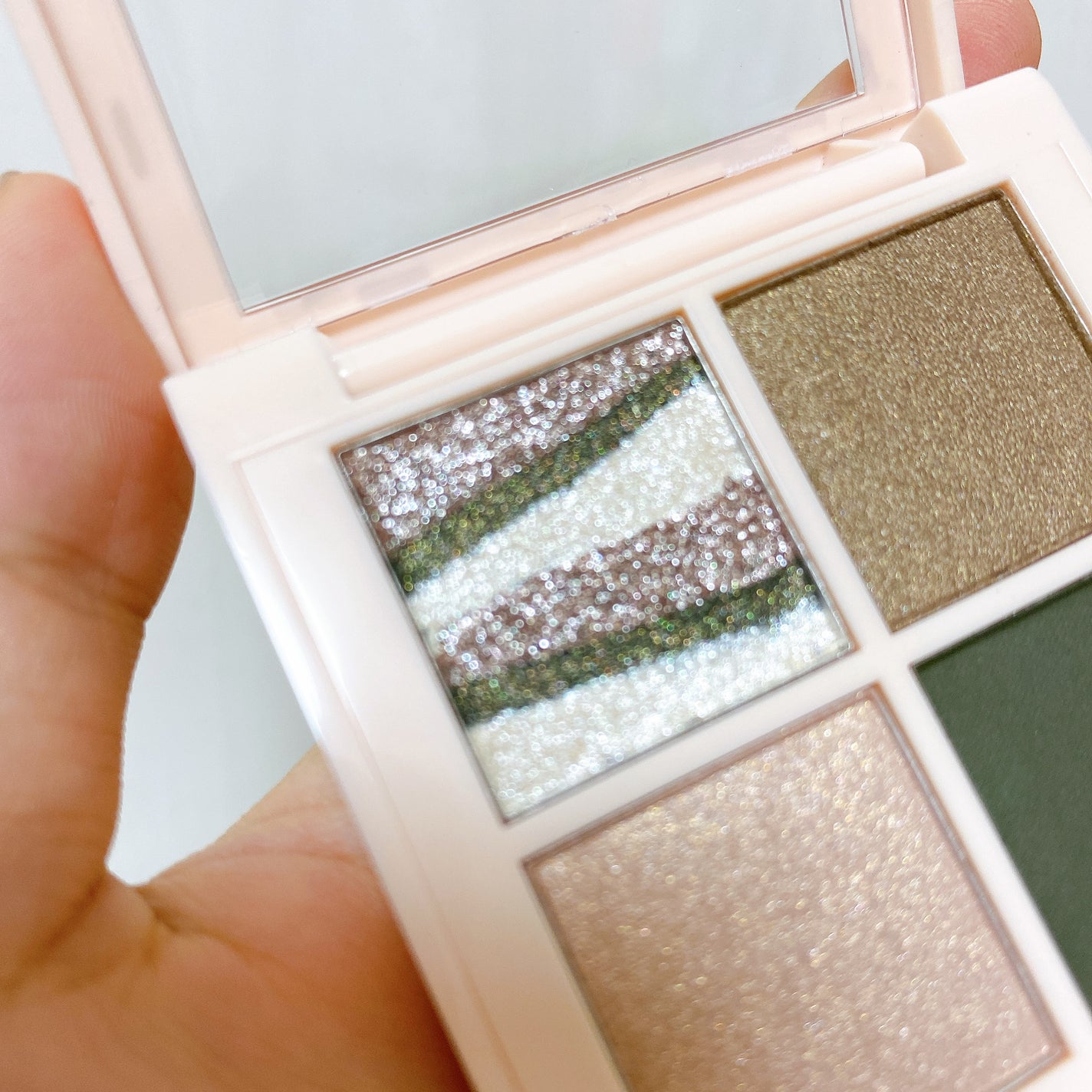 レブロン ダズル アイシャドウ クアッド/REVLON/アイシャドウパレットを使ったクチコミ(4枚目)