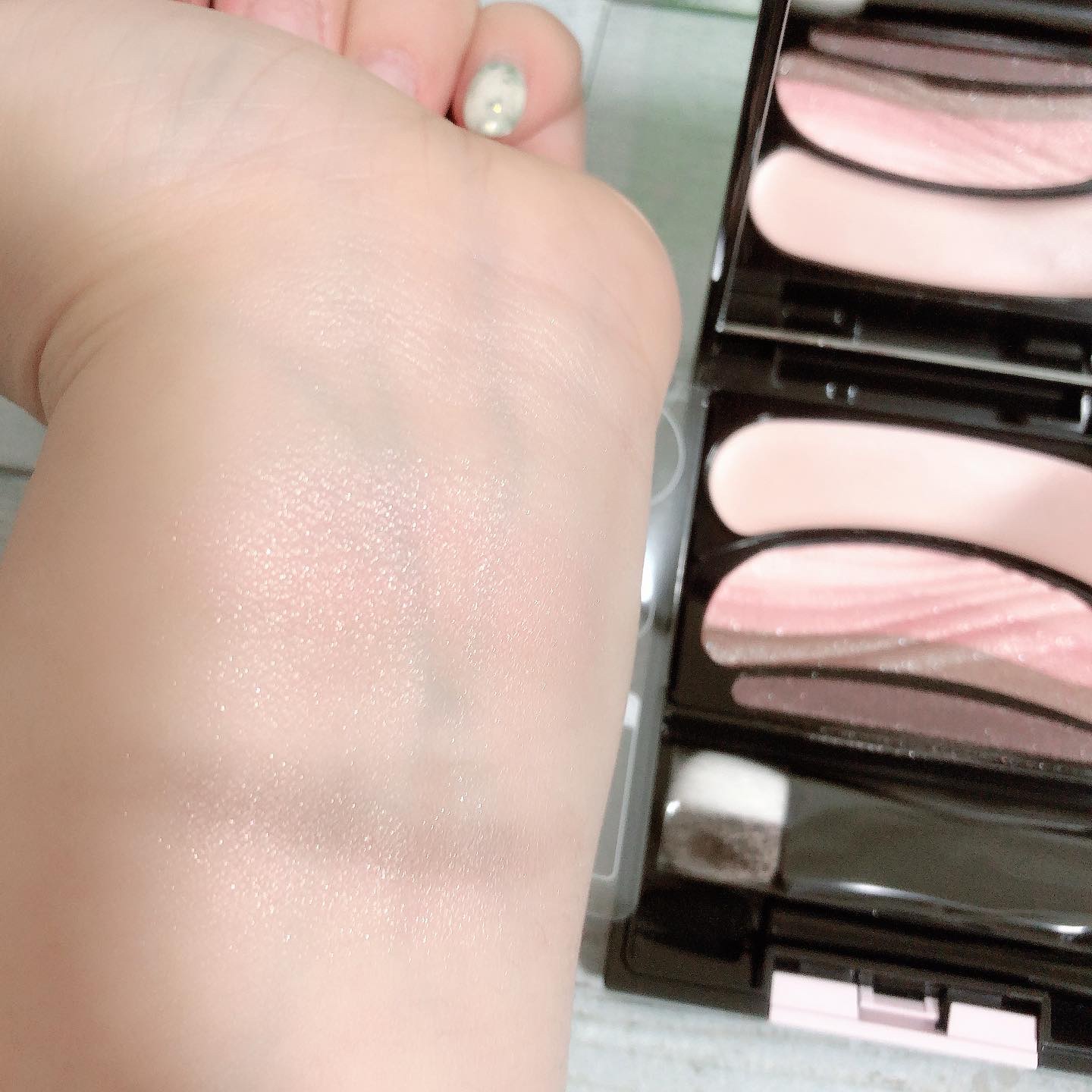 オーブ　クチュール　ブラシひと塗りシャドウ　562 ピンク系 ブラシひと塗りシャドウ 562 ピンク系 / オーブ(AUBE) | LIPS