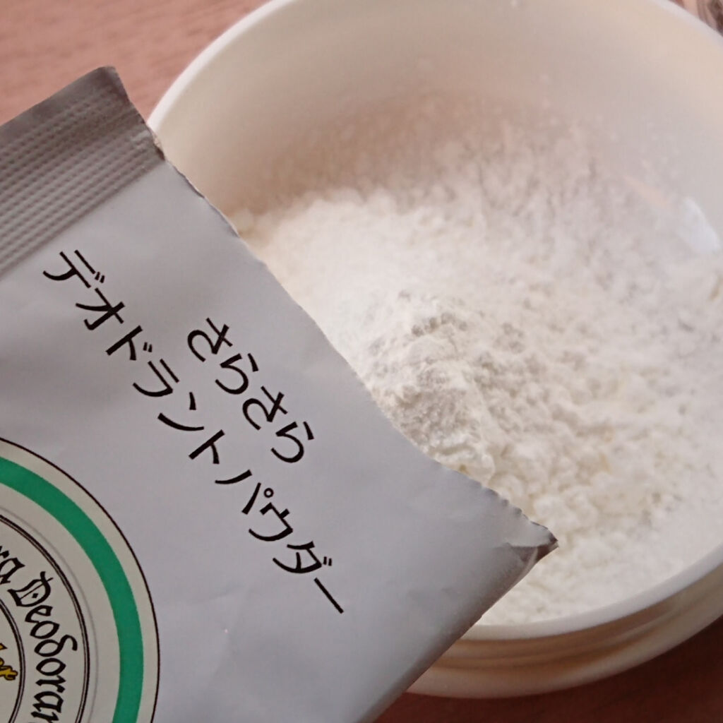 薬用さらさらデオドラントパウダー/デオナチュレ/デオドラント・制汗剤を使ったクチコミ（3枚目）