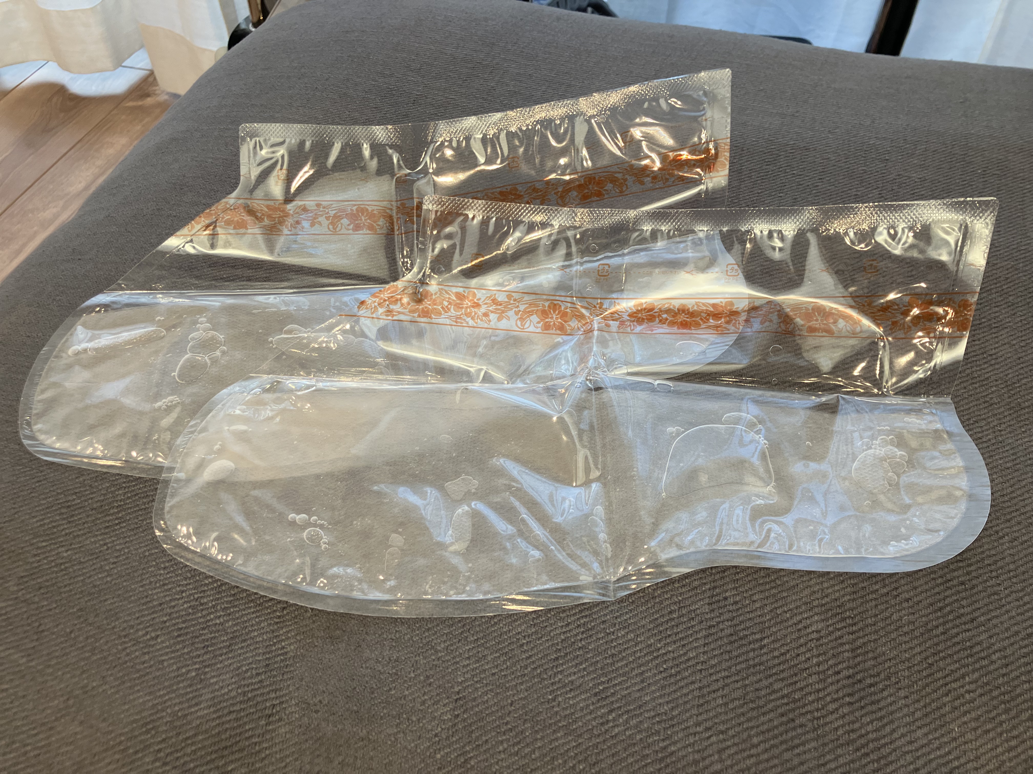 足裏角質パック ブラックミントの香り/EVERYYOU/レッグ・フットケアを使ったクチコミ（2枚目）