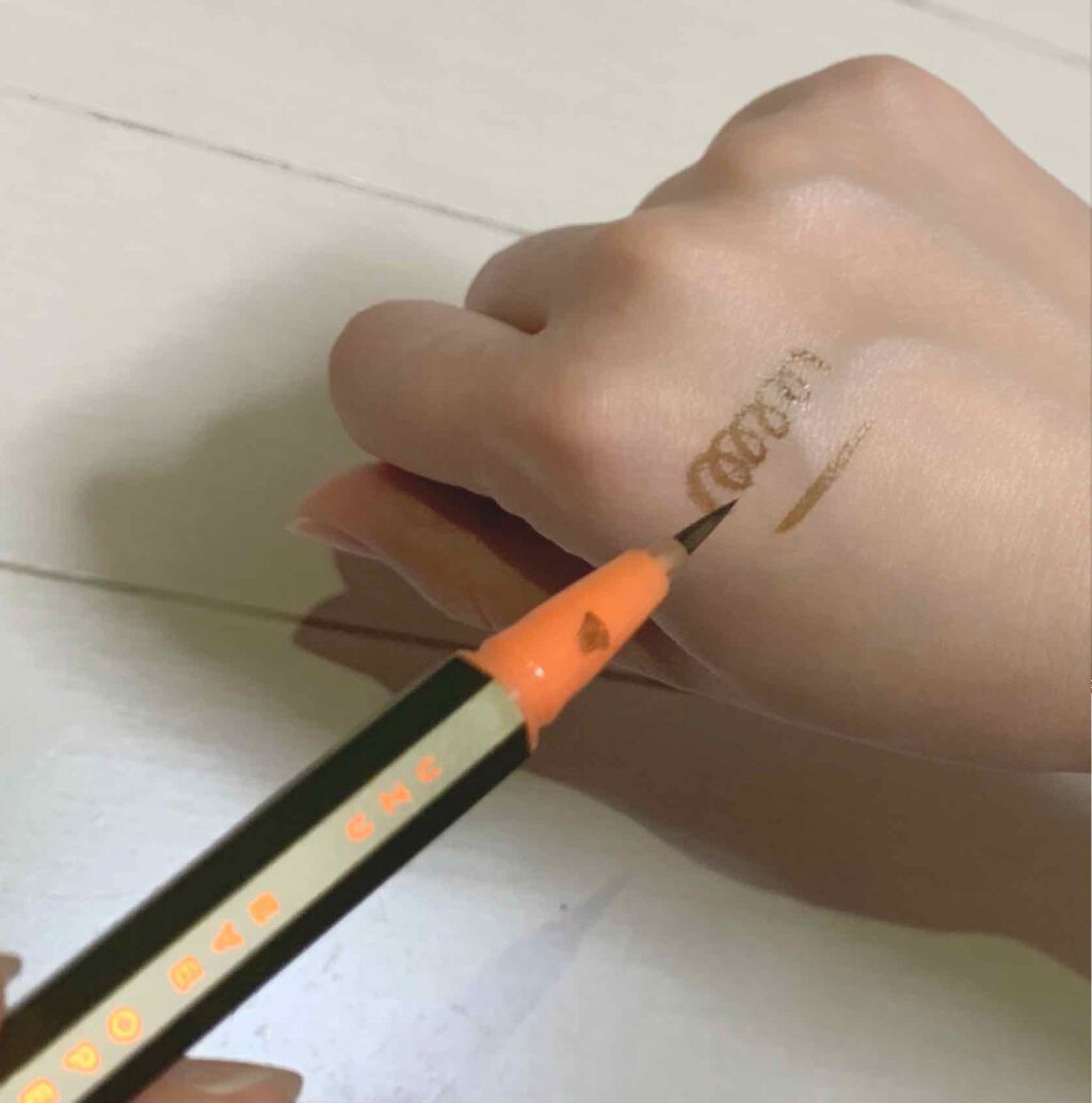 EYE OPENING LINER KHAKI/UZU BY FLOWFUSHI/リキッドアイライナーを使ったクチコミ（2枚目）