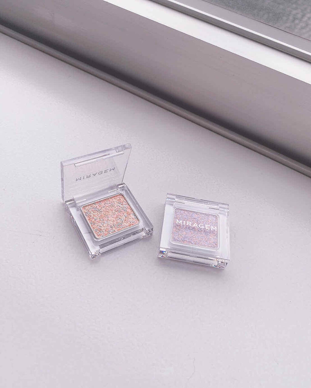 サラさんプロデュースのコスメ！
今回はアイシャドウ🥺🍥🍥
キラキラカラフルで可愛い💓
使った感じは色がそのまま付くってよりは
ほんのりピンク寄りのキラキラが付く！って感じじゃから
他のアイシャドウとかとも合わせやすい！✨