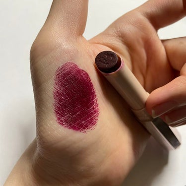 FENTY BEAUTY BY RIHANNA MATTEMOISELLE Plush Matte Lipstickのクチコミ「世界的に大人気！fenty beauty💕今回はfenty のマットリップをご紹介☺️
赤紫を.....」（1枚目）