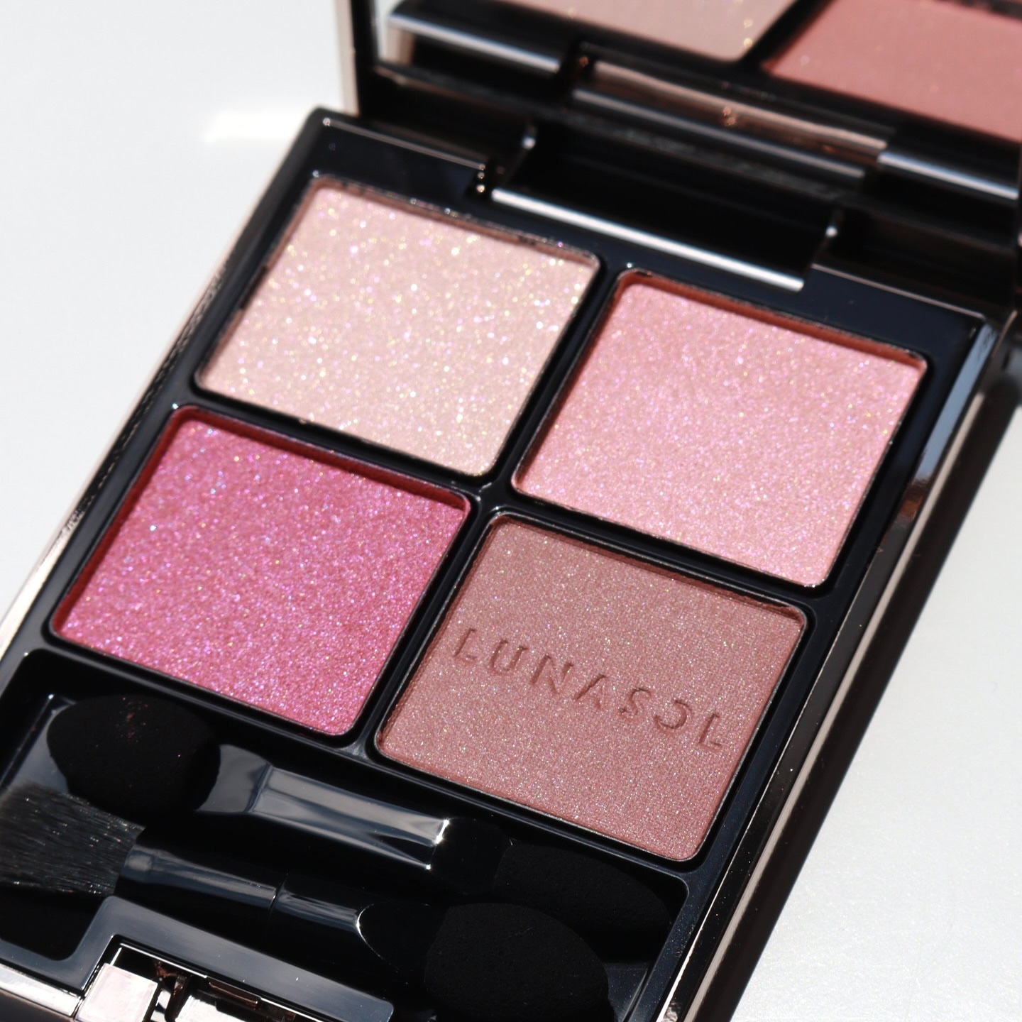 誰でも使いやすいピンクアイシャドウ。

ぱっと見、ピンクの主張が強めに見えて難しそうに見えるけど、実際全然そんな事はなくて。
想像以上に使いやすい&肌馴染みよくて普段使い出来るくらい、失敗しないピンクアイシャドウ。

右下のピンクみのある柔