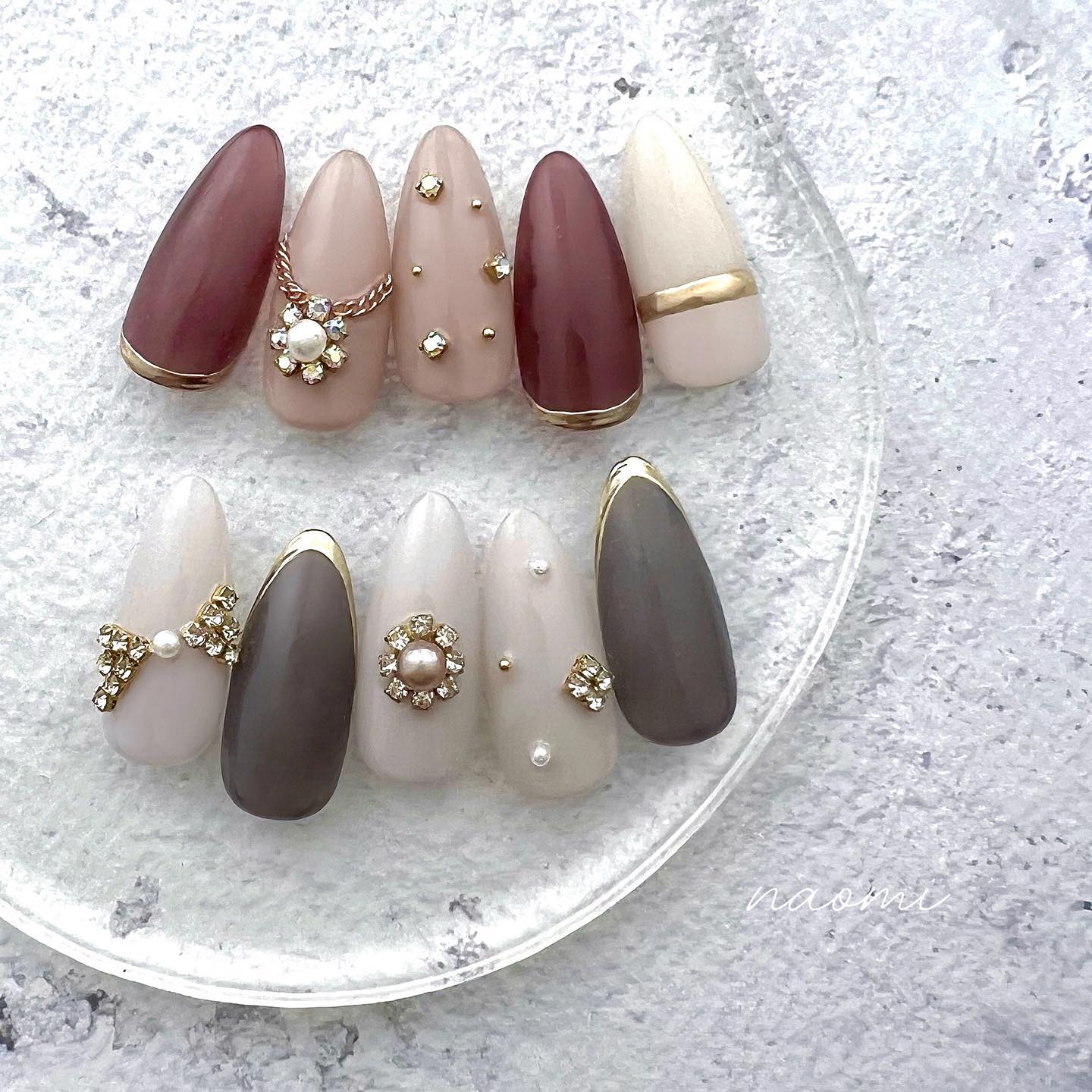 #アクセサリーネイル,#ビジューネイル,#秋ネイル,#フラワーネイル,#ネイビーネイル,#ビジューフラワーネイル,#冬ネイル,#ネイル,#ワンホンネイル,#大人可愛いネイルのネイルデザイン