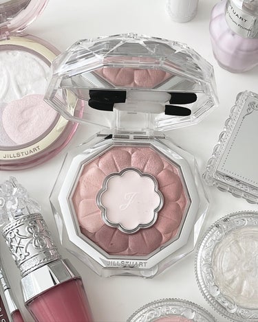 JILL STUART Beauty
ブルームクチュールアイズ
19 calm petunia

目元がふわっと女の子らしく盛れるアイシャドウ🎀
繊細なラメ感とふんわり発色なので、上からグリッターをつけ