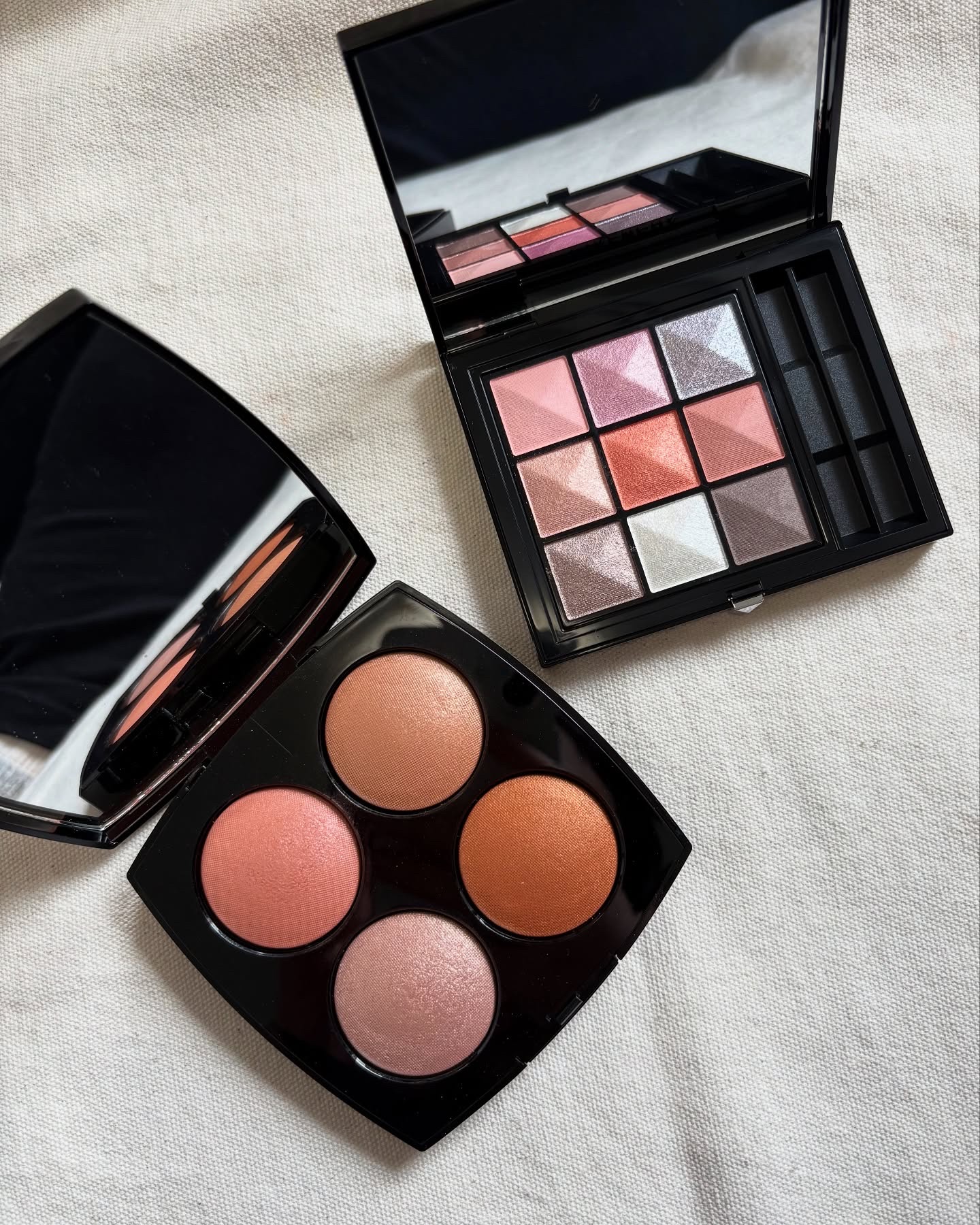 春コレ、買ってます✌🏻

ポストするのをサボりまくっているだけで
相変わらず色々買ってます😎
今春は欲しいものが本当に多くて
迷い過ぎた結果、パレットはこの2つに！

・

CHANEL
ジュー ドゥ ルミエール

ついにCHANELの