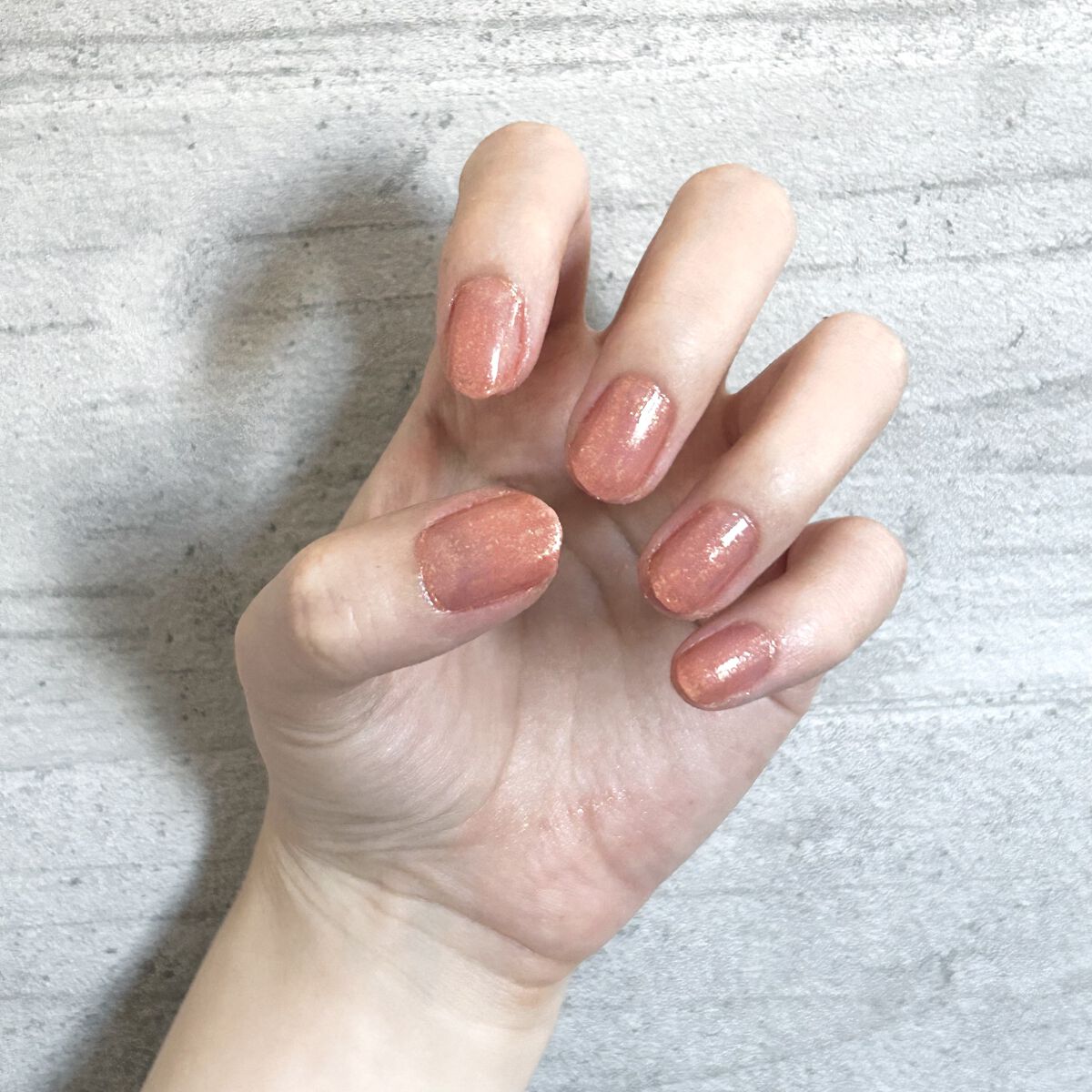 短時間で仕上げた週末のネイルです。

#キャンメイク #カラフルネイルズ N53 ダズリングサンを使用しました。
サーモンピンクのような血色感の良いカラーです！
こちらを1度塗りしてシアー感を残しました。
ゴールドラメが入っていて角度が変わ