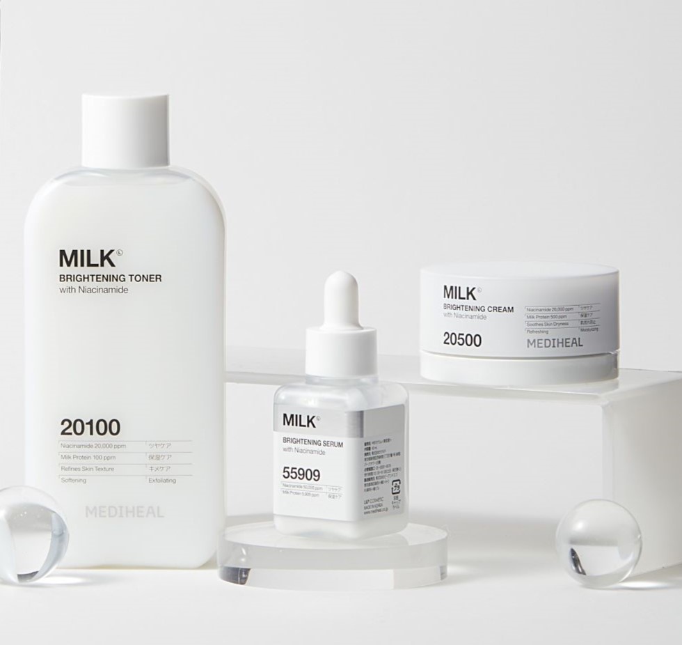 🥛ミルクブライトニングシリーズ リニューアル🥛

あの大人気シリーズから
【トナー・セラム・クリーム】がグレードアップ*¹しました！

✅ミルクブライトニングとは？
1本で優しい角質ケア・くすみ*²ケア・保湿ケアができるマルチアイテム！