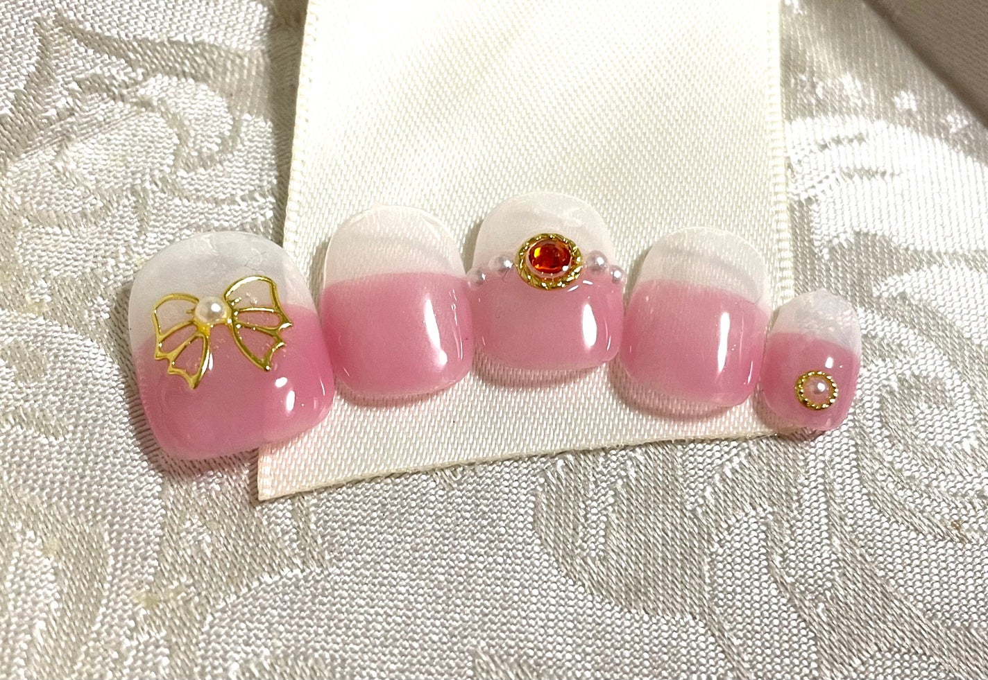 あさか on LIPS 「100均とSHEINでバイカラーネイル♡1、お好きな色で全指バ..」(1枚目)