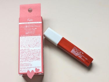 LIPSショッピングで買った
Fujikoプランピーリップです☆
色は04余韻です♪
存在感を漂わせる魅惑のテラコッタカラー。

血色とボリュームが出るプランプ成分。
ツヤも発色も落ちないオイル、ウォーターティント処方。
5種の美容成分配合。
保湿成分…アルガンオイル、ツバキ種子油、アーモンド油、ハチミツエキス。
整肌成分…ティーツリー葉油。

もけもけしたチップです。
私が塗ると赤くなりました。
唇写真有り💦
一度塗りでもしっかり色付きます。
レイヤリングも◯
プランプ効果は思ったより弱めに感じました。
ほどよいスースー感だと思います。
色持ちもまぁまぁかな。
私は唇がよく乾燥するので、何回か塗り直ししたりしてます。
唇ぷっくりするような感じがしますし
色味も気に入ったので、
また違う色試したくなりました！

長時間ツヤ感をキープしたい方、
唇の縦じわを目立ちにくくしたい方に
オススメです😊

#このツヤリップ逸材です 
#LIPSショッピング
#Fujiko
#フジコ
#プランピーリップ
#リップ
#ティント
#余韻
の画像 その1