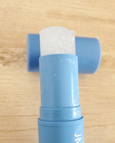 ネイチャーリパブリック
マイルド＆モイスチャーアロエジェル
ボトルタイプ310ml

🤡体の保湿は１年中これ。
　何度リピしたか覚えてない。
　フタをくるくる回して開けるの
　めんどくさいからボトルに変えた。

　使い切った繰り出しタイプの
　バーム容器に入れて冷凍して　
　脱毛後の鎮静＆保湿に使ってます。

🥸夏は良いけど、
　年齢的に冬は保湿が足りない。
　凍らせたやつはかなり使いやすい。
　ピカッてする脱毛器の後、
　冷却しないといけないので
　冷却＆鎮静＆保湿の3役使い。
　
#ネイチャーリパブリック#NATUREREPUBLIC#アロエ#アロエジェル#保湿

❄️TMI❄️
凍るってことはほぼ水分？の画像 その1