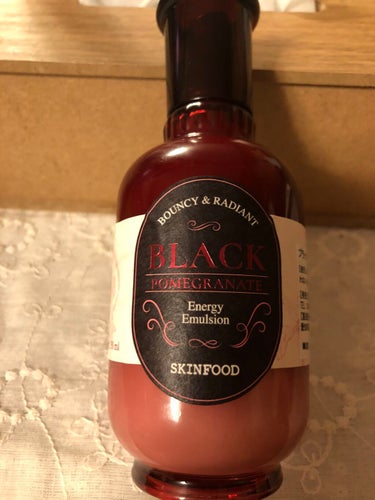 SKINFOOD 黒ザクロ エナジー エマルジョンのクチコミ「SKINFOOD　黒ザクロ エナジー エマルジョン

匂いも甘ったるくなく、フルーティーであり.....」（1枚目）