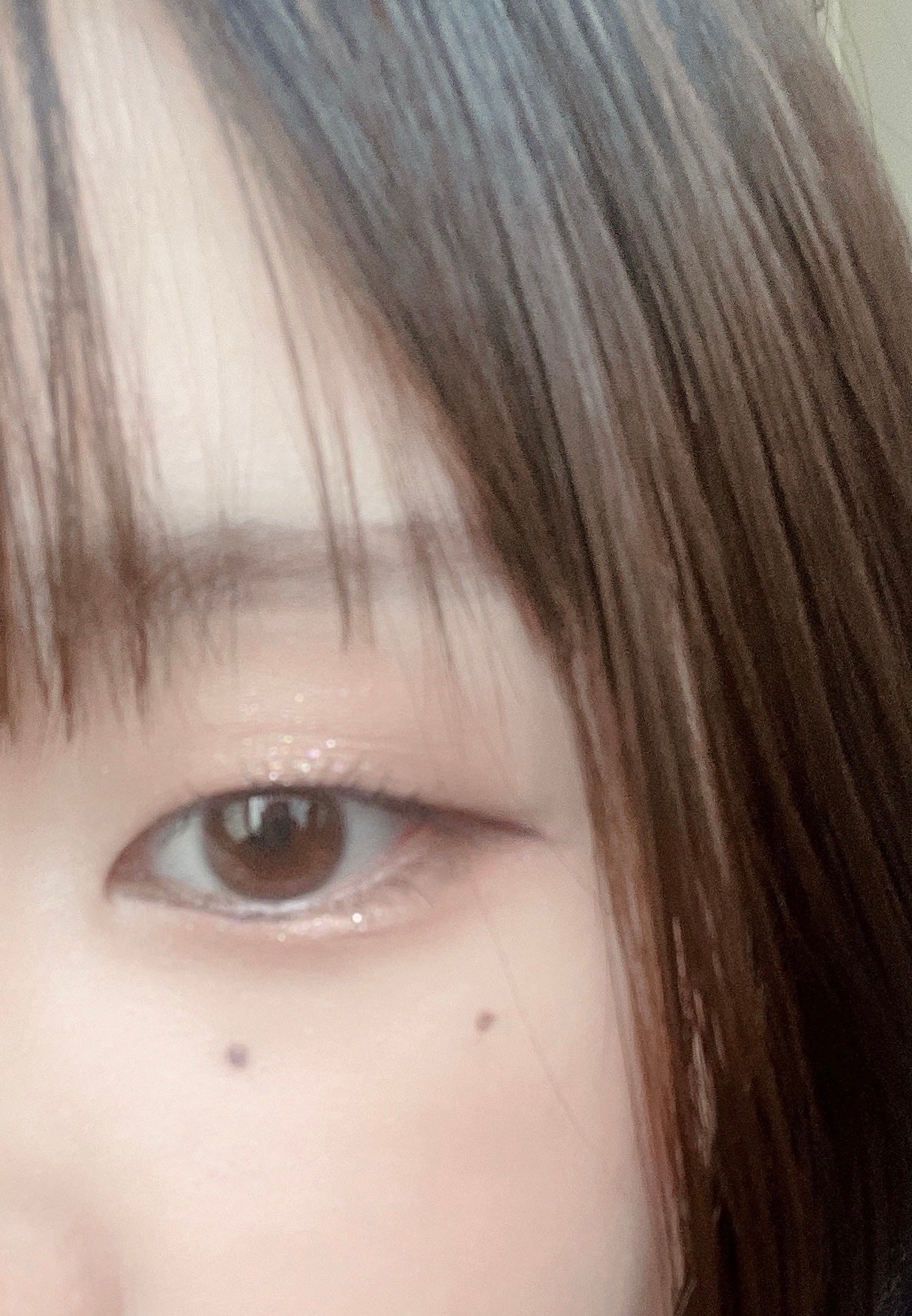 るな on LIPS 「今日は控えめメイクしてみた!ラメ感がちょーかわち🫶白っぽい加工..」(3枚目)