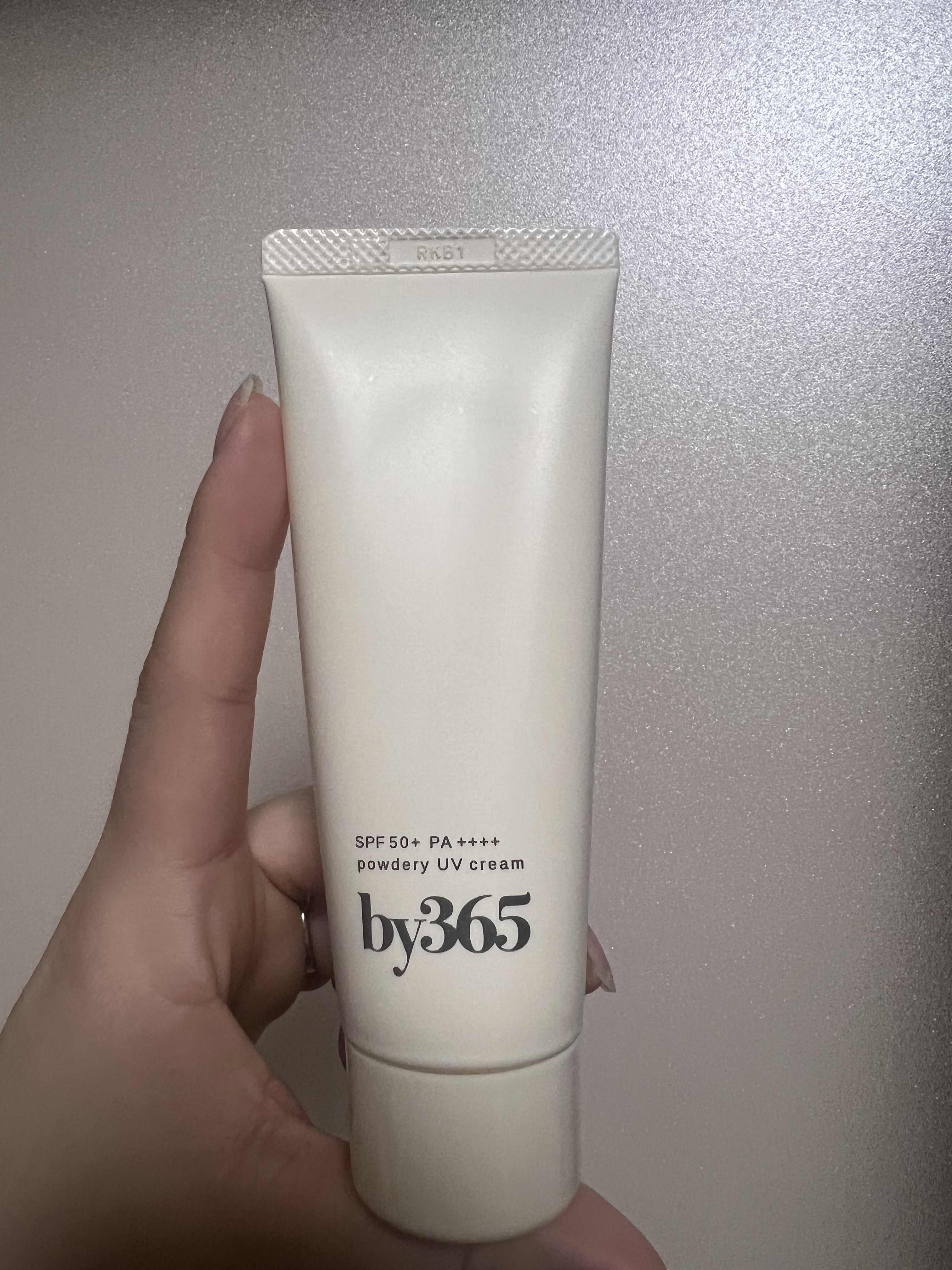 初めて使用する日焼け止め。独特な日焼け止めの匂いではなくいい匂いがするのは嬉しい！そして塗った後ベタつきは感じずサラサラしていて非常に良き。そしてコスパも良い。