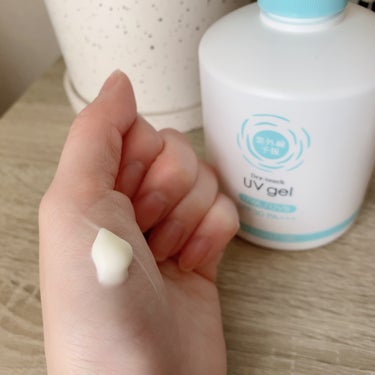  
紫外線予報
UVさらさらジェル　250g

SPF30 PA+++

とにかく日焼け止めのベタつきが苦手なので
スティックタイプでもさらさらで良かった
同じシリーズの日焼け止めを購入してみました！

1歳から使えるから親子でも！
石けんオフなのも嬉しいポイント

ベタつきなくサラッとして最高🙆‍♀️
ただウォータープルーフじゃないのと
紫外線カット効果は高くないから
長時間のレジャーとかには向かないかな…。

買い物とか在宅で仕事するにはこれくらいが
肌への負担も少なくてちょうどいい！

ほんのり柑橘系の香りで
日焼け止め特有の香りはほとんど感じなかったです！

日焼け止め効果はこれからみてく感じだけど
とりあえず使用感はほんと好きな日焼け止め！

#紫外線予報
#日焼け止め
#UVケア
#さらさら
#大容量
#コスパ
#親子で使える
 #春の紫外線対策 の画像 その1