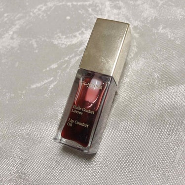 #リピートコスメ

CLARINSのコンフォート リップオイル
03 red berry


マスク生活で、うるおいも血色感もほしいときに重宝しています💄

これ一本でも、
リップメイクの下地としても◎