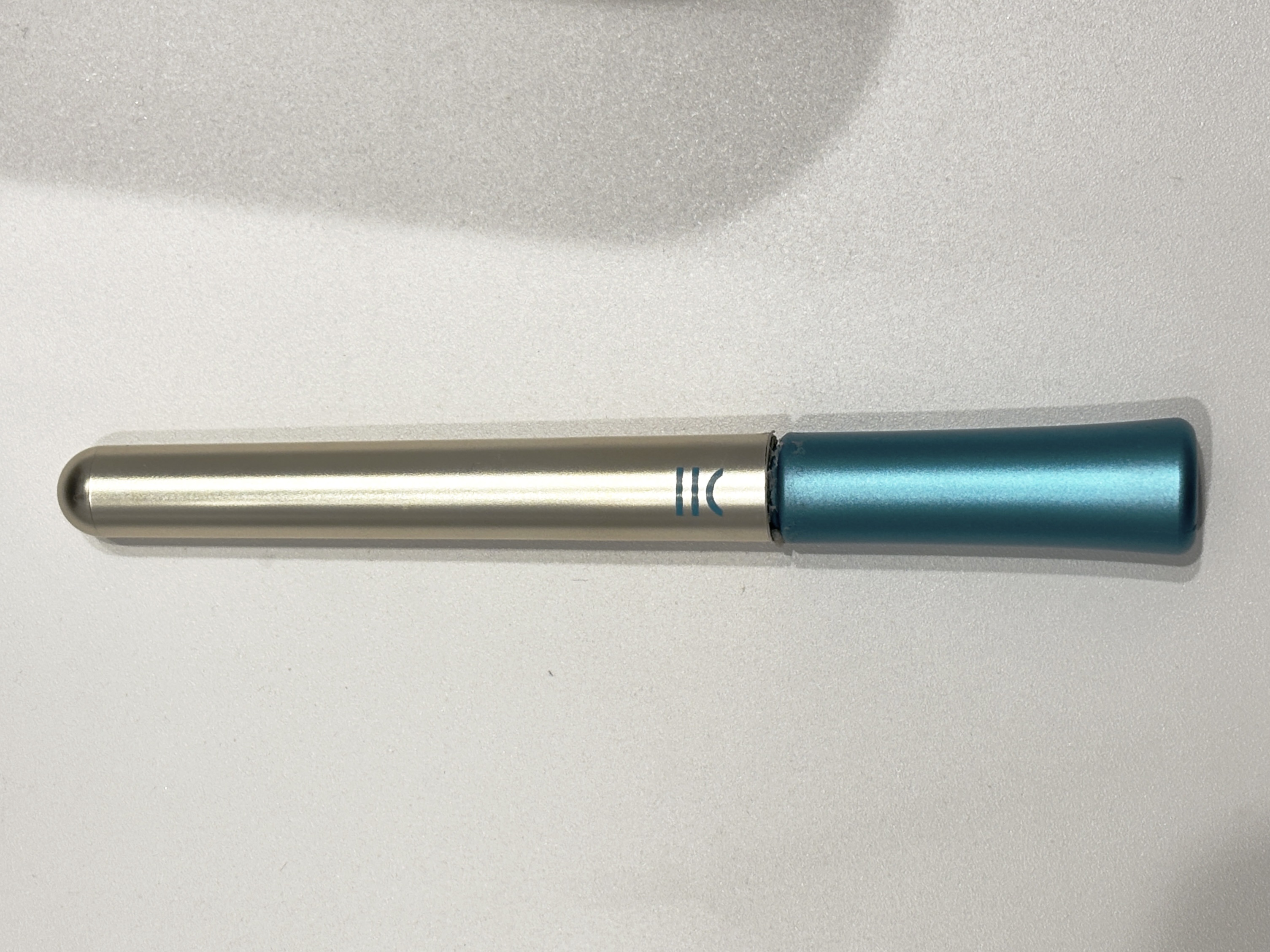  リピ③回目です！

今まで使ったアイプチの中でいちばんナチュラルに見えます໒꒱· ﾟ

テカリもかなり抑えられ、白浮きもせず、二重も一日中キープされ、使用感は抜群です！わたしは瞼が薄い方なので、翌日も二重がキープできています。

クレンジ