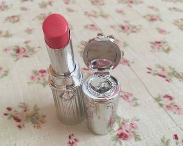 ジルスチュアート リップブロッサム 
34 petit cherry
・
人気色ですね！💄♡
コーラル系＋甘めピンクって感じの色味です︎☺︎
・
ラメが入っていて自然につやっと魅せてくれます😚
スルスル