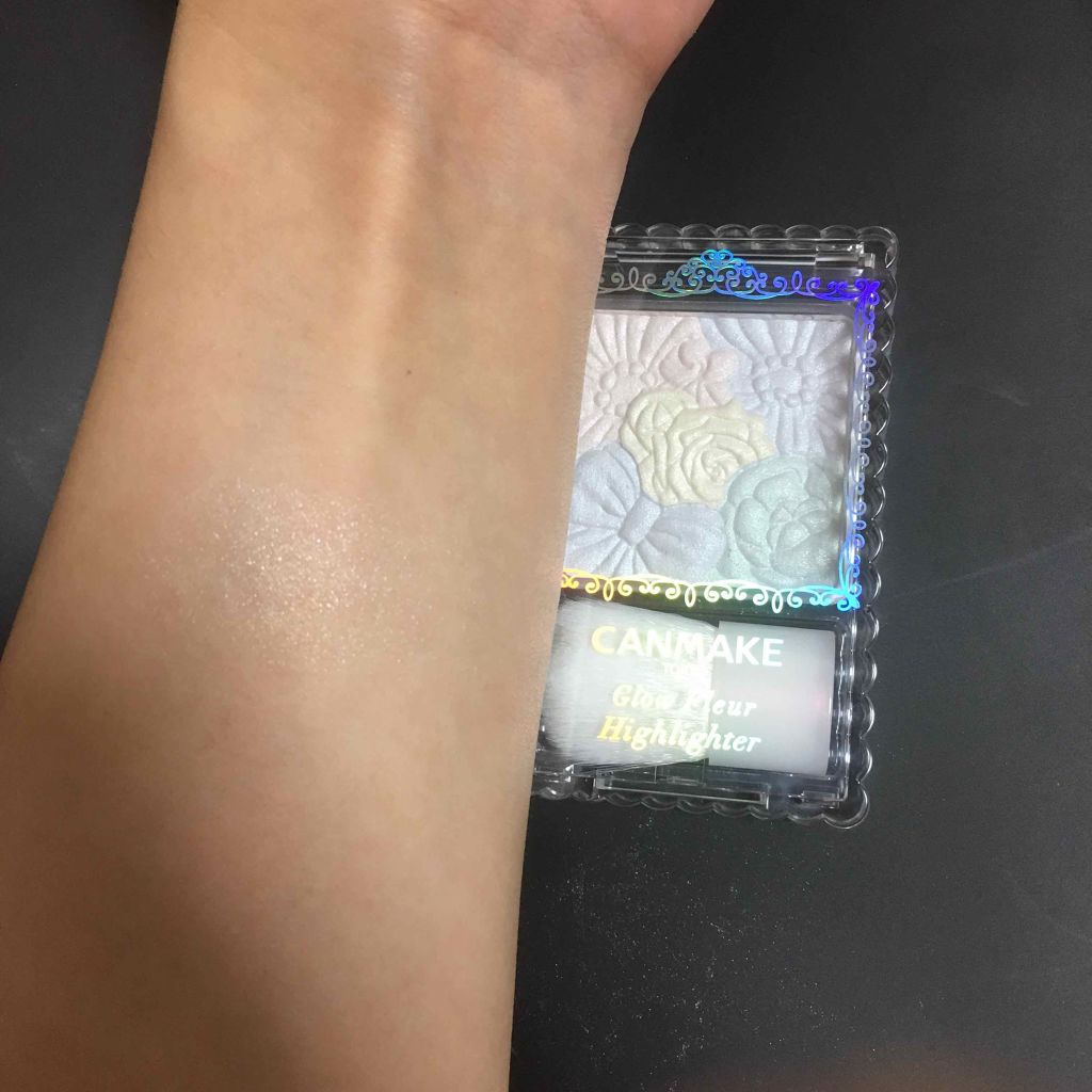 グロウフルールハイライター 03 クリスタルライト/キャンメイク/パウダーハイライトを使ったクチコミ（2枚目）