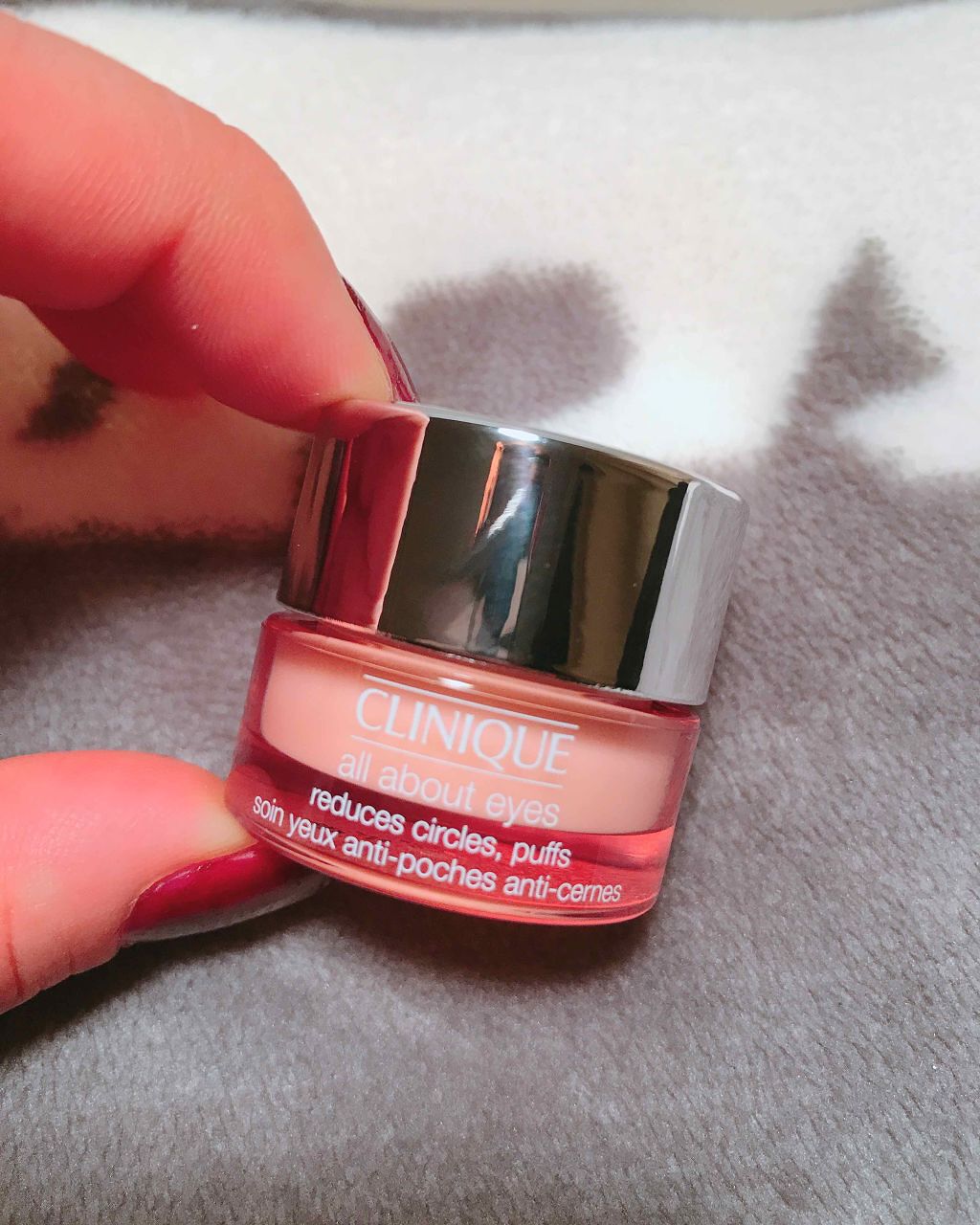 クリニーク オール アバウト  アイ 〈アイクリーム〉

クリスマスコフレの中にミニサイズで入っていたものです。
アイクリームを使うのはまだ先かなと思っていましたが、使ってみるとその効果に驚きました！
これを塗って寝ると、次の日まぶたがウル