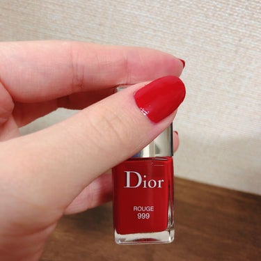 Diorのバースデーギフトに入っていた
ディオールヴェルニ 999番を塗ってみました💅

めっっっっちゃ塗りやすかったです！！！！

ハケの形（画像3枚目）が爪の根元にフィットしてくれて塗りやすいし、何