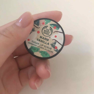 THE BODY SHOP リップスクラブ ウォームバニラのクチコミ「ホリデーはかわいいですね！！(散財)
バニラの甘い香りとお砂糖のスクラブでクリスマスまでにとぅ.....」（1枚目）