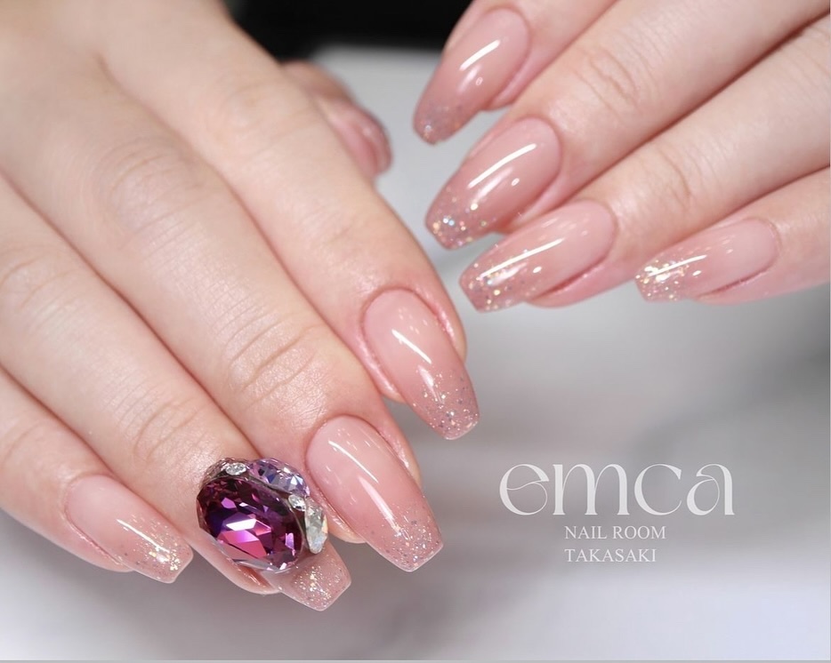 使用アイテム @reagel.nail 
・S004シアーブラウン
・049クリアラメホロ
・Reaトップジェル
⁡
⁡
S004が早速サロン人気カラーだそうです☺️💓
⁡
そしてリアジェルのトップジェル💡
⁡
お客様にも艶の違いが好評