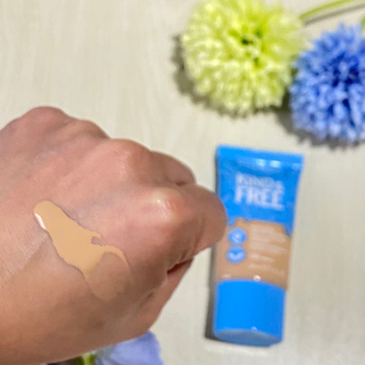 カインド&フリー モイストスキンティント/リンメル ロンドン/リキッドファンデーションを使ったクチコミ(2枚目)