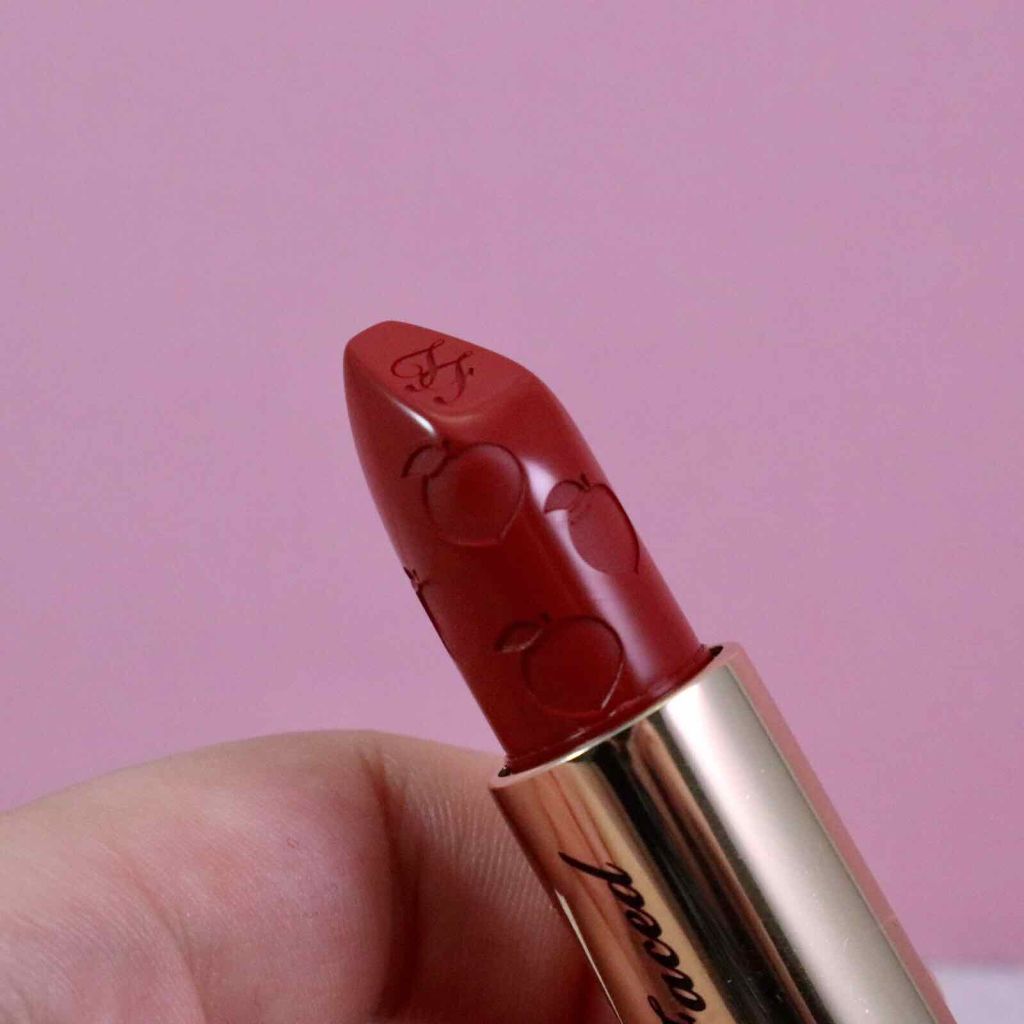 ジューシー マット ロングウェア リップスティック ディスローブド/Too Faced/口紅を使ったクチコミ（3枚目）