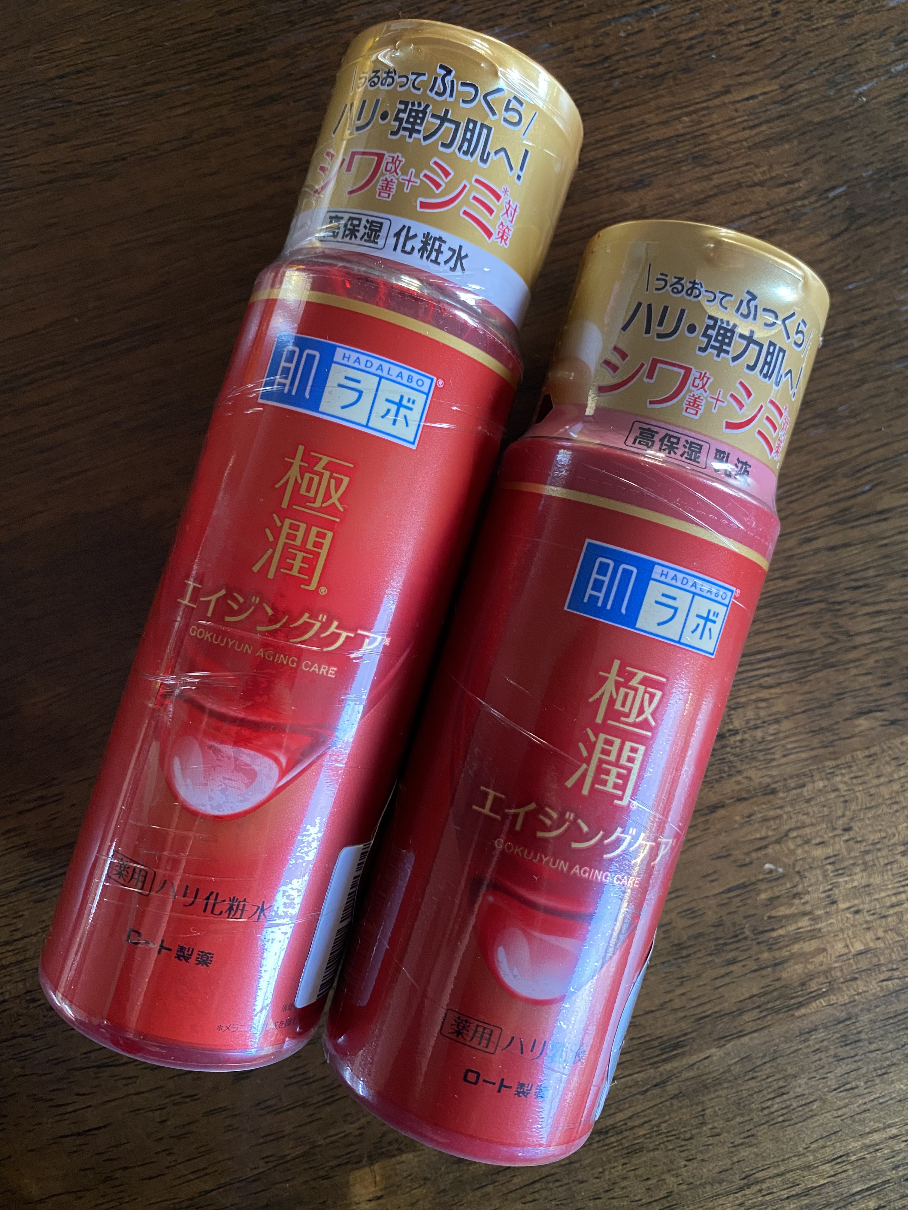 話題だった極潤の赤🧸成分がいいとのこと🍎
使った感じしっかり保湿されて良いです🫶🏻極潤の定番のは全然保湿足りない感じだけどこれはしっかり保湿されます！！コスパ◎👏✨


肌ラボ極潤 薬用ハリ化粧水医薬部外品極潤 薬用ハリ乳液