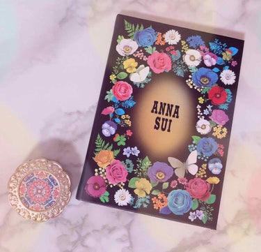 ANNA SUI
アイカラー 
この色味はラメがつくって感じでとってもキラキラしていて可愛いです。
青みのラメが強くてとてもきれいに見せてくれます。是非試して見てください。