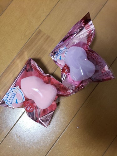 DAISO 3Dパフのクチコミ「

こんばんわ、みぃきぃです😇 

今回は、ダイソーの
3Dパフです💕

ピンクと紫を購入しま.....」（1枚目）