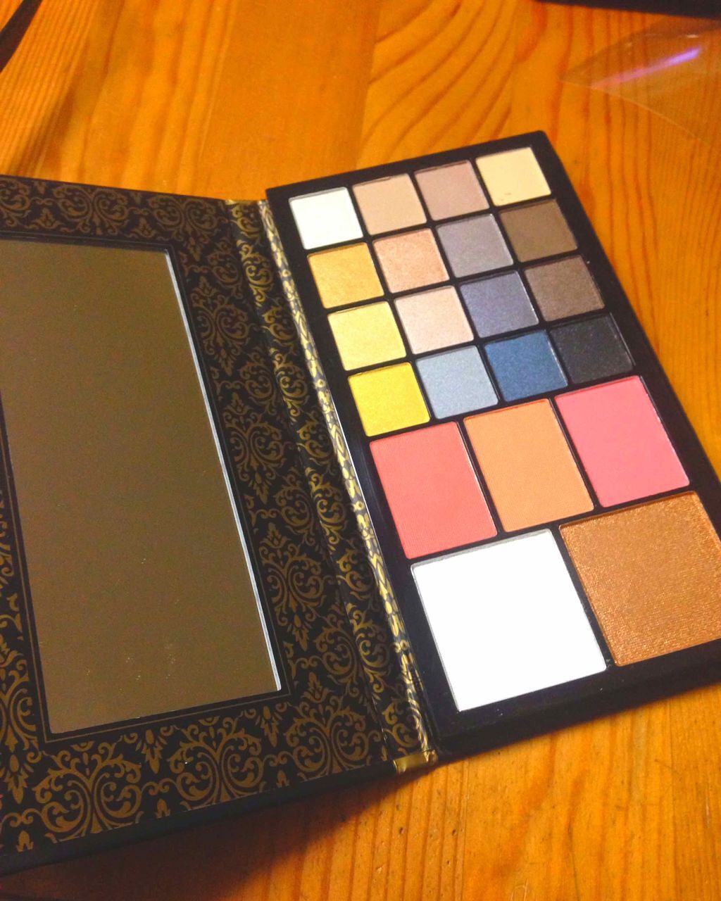 メイクアップブック/マリブビューティー/アイシャドウパレットを使ったクチコミ（2枚目）