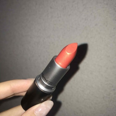 MAC リップスティック CB96
このリップはオレンジ色でとても細かい
ゴールドのラメがたくさん入ってます🧡
付けるとオレンジというよりもピンクの
ような発色でラメがとても綺麗です！
結構馴染みますし