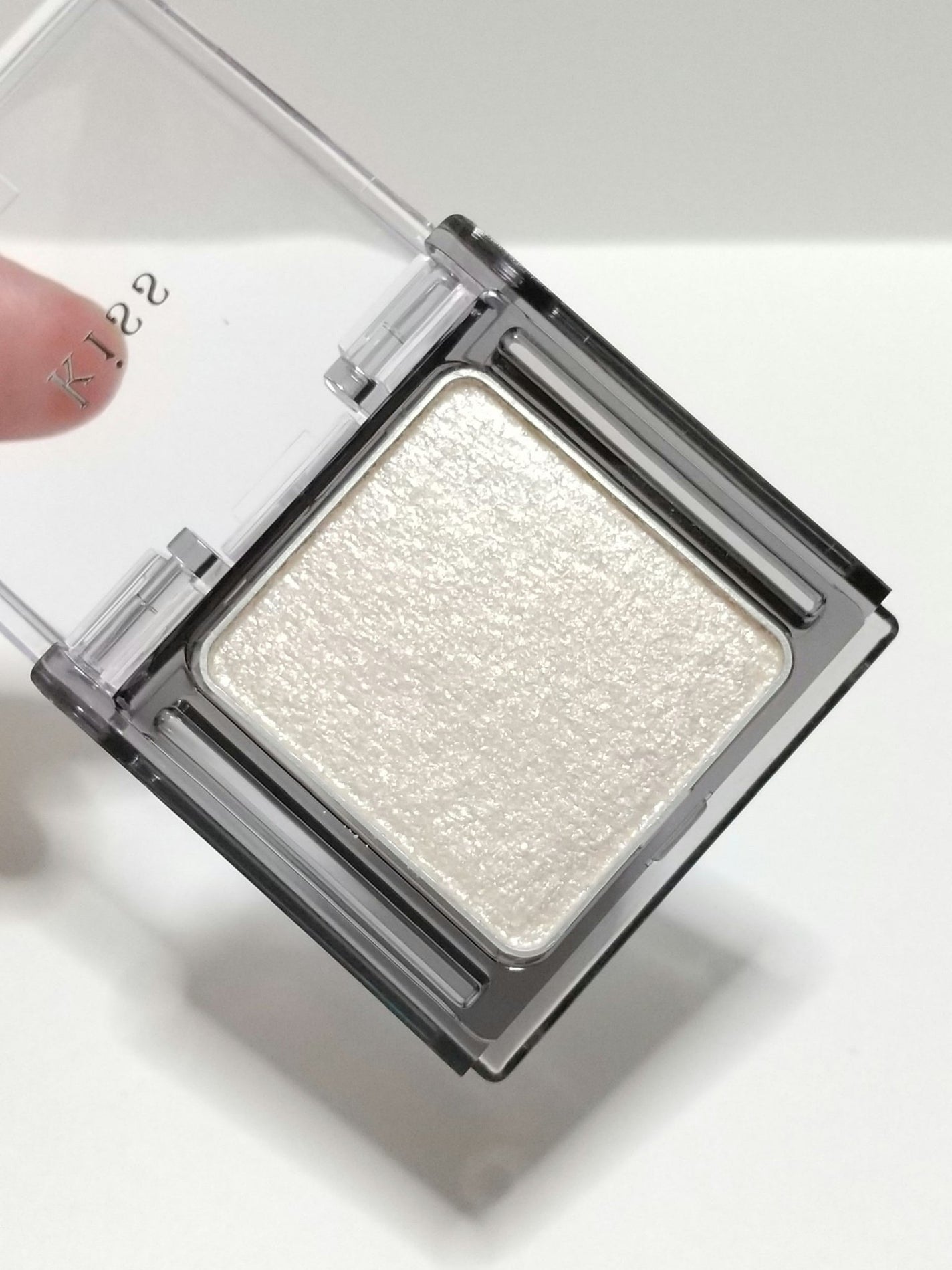 シアー グリッターアイズ/KiSS/単色アイシャドウを使ったクチコミ(2枚目)