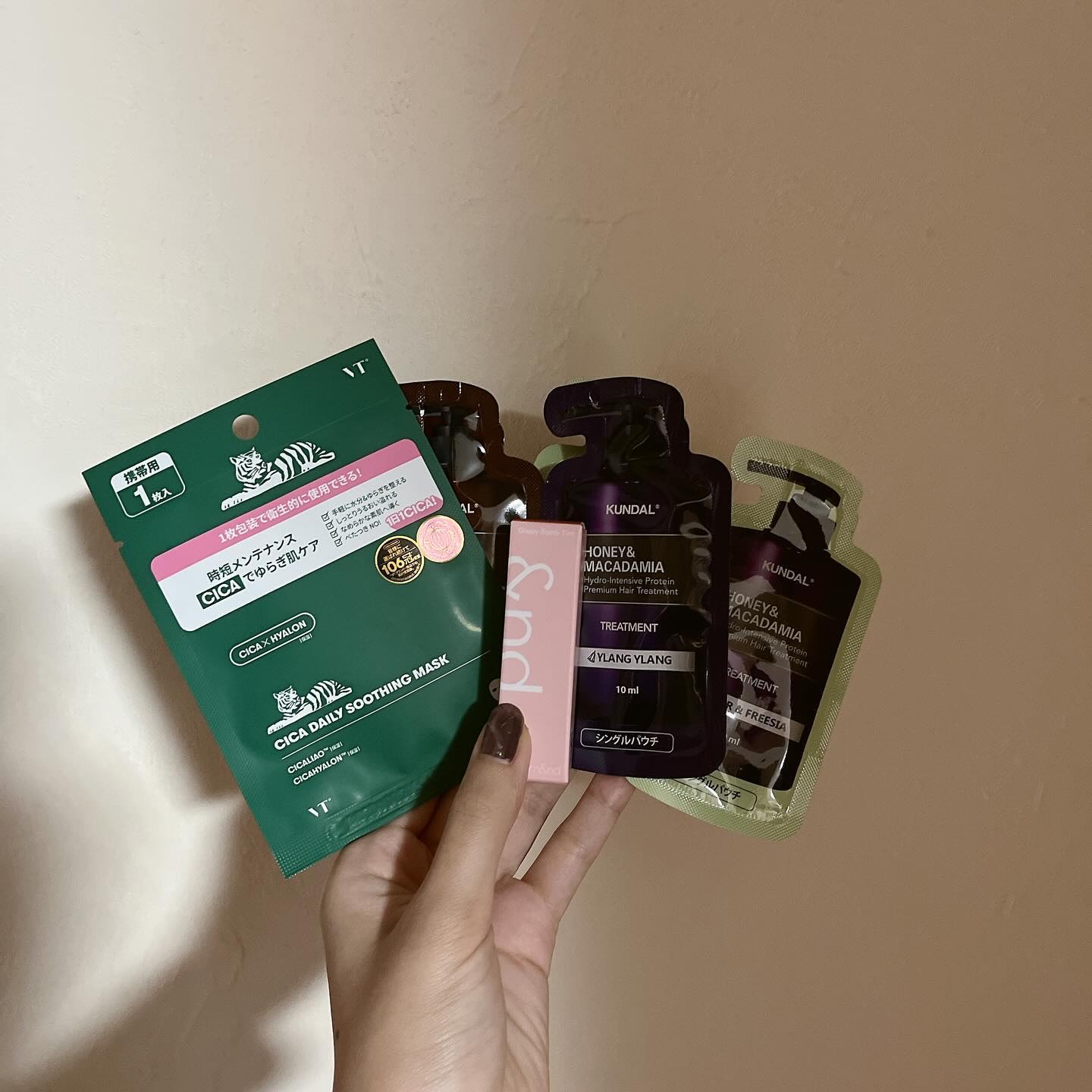 アンドバイロムアンド　グラッシーボムティント BE01 ヌーディーヌード/&nd by rom&nd/リップティントを使ったクチコミ（1枚目）